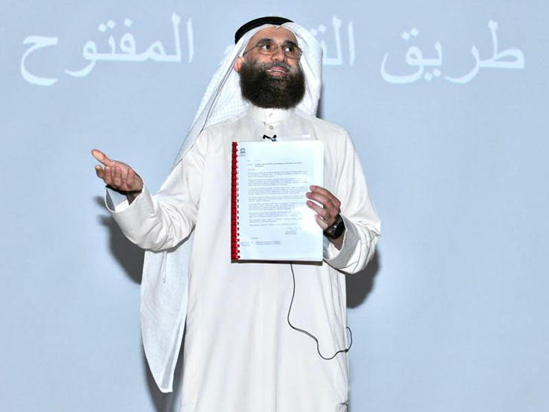 مساعد نائب مدير الجامعة للخدمات الأكاديمية المساندة لتقنية المعلومات د. عبدالله المطوع خلال إلقاء كلمته في الندوة