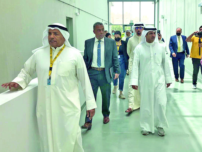 رئيس اللجنة، الأمين العام بالإنابة والمتحدث الرسمي باسم الجامعة د. مرضي العياش خلال الجولة الميدانية في «الشدادية»