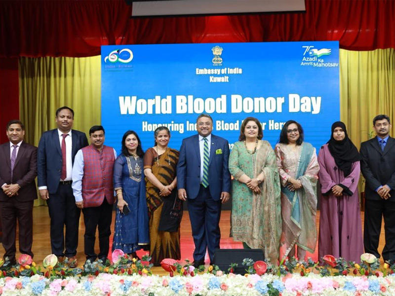 سفير الهند لدى البلاد سيبي جورج الهندي متوسطاً مجموعة من الأطباء والأخصائيين