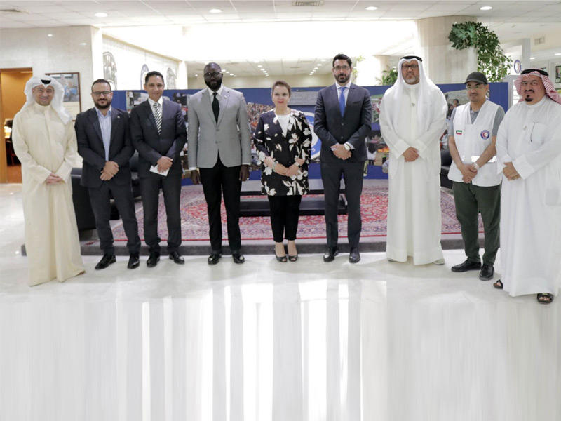 صورة جماعية لمسؤولي «الهلال الأحمر» واللجنة الدولية للصليب الأحمر