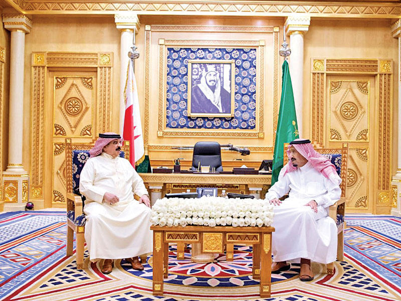 خادم الحرمين والعاهل البحريني في لقاء سابق