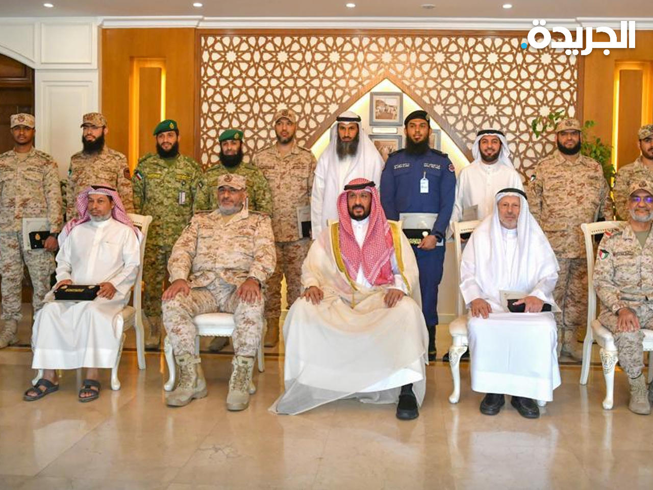  نائب رئيس مجلس الوزراء وزير الدفاع الشيخ طلال الخالد متوسطاً الفائزين بمسابقة القرآن الكريم