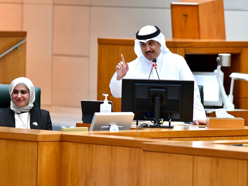 وزير الشؤون الاجتماعية وزير الدولة لشؤون الاسكان والتطوير العمراني مبارك العرو في جلسة سابقة