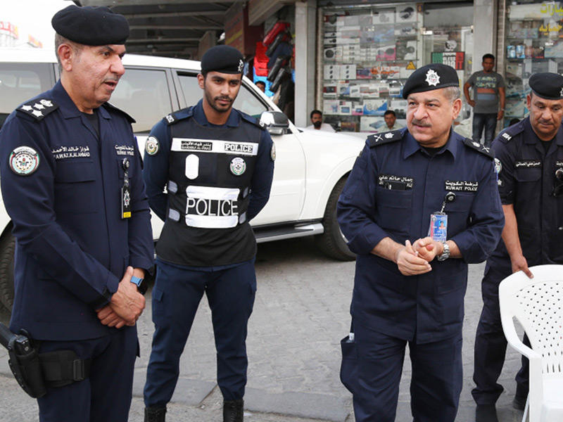 وكيل وزارة الداخيلة المساعد لشؤون المرور والعمليات اللواء جمال الصايغ والقادة الأمنيون خلال الحملة
