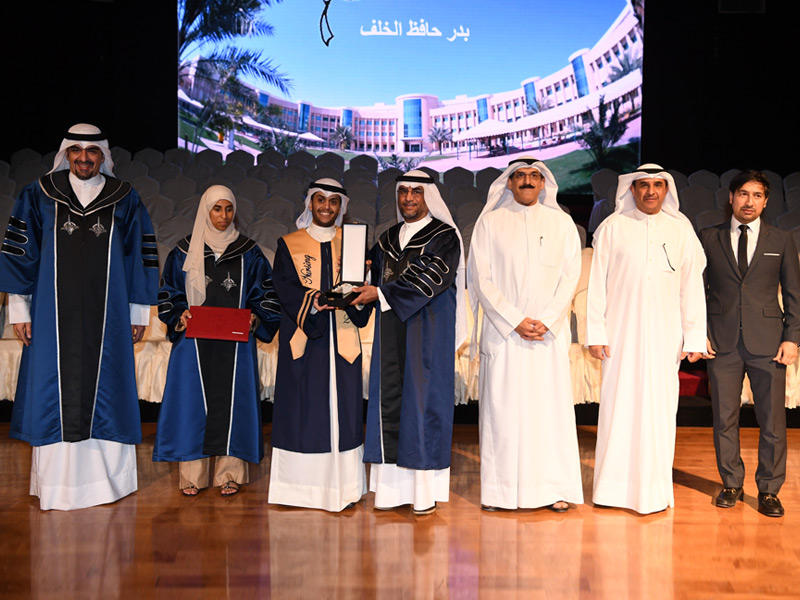  عميد الكلية د. علي الحجرف خلال تكريم الخريجين