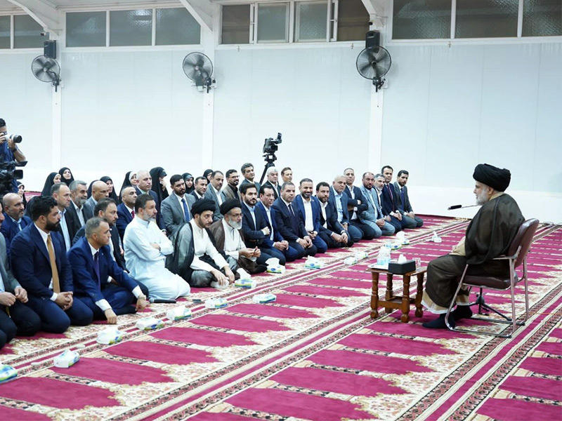 الصدر متحدثاً إلى نوابه بجامع الزهراء في النجف أمس (رووداو)