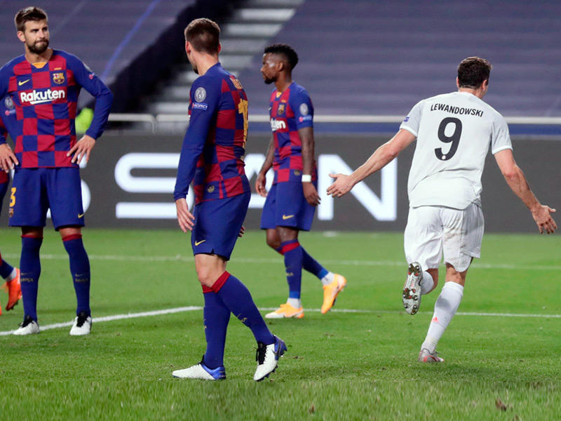 ليفاندوفسكي يحتفل بهدف في مرمى برشلونة بدوري أبطال 2020