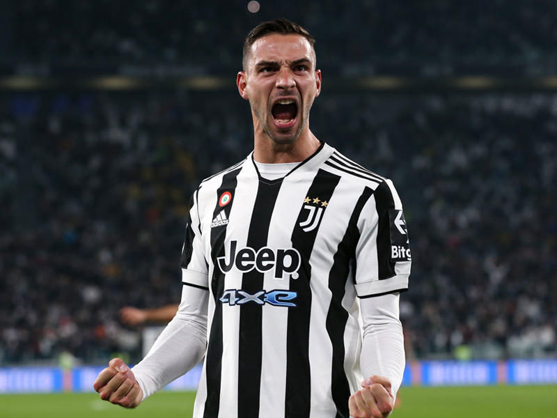 ظهير نادي يوفنتوس الإيطالي ماتيا دي تشيليو 