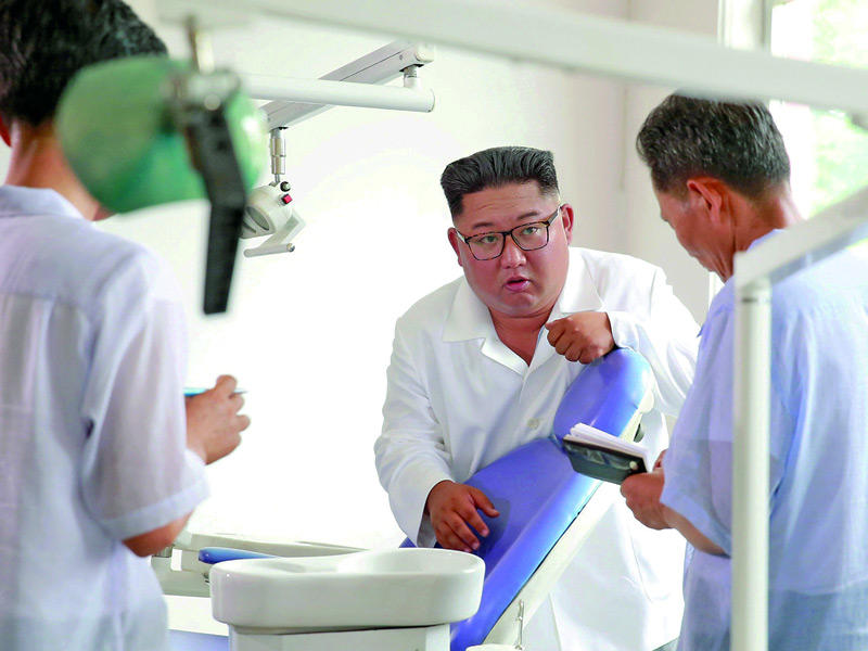 زعيم كوريا الشمالية كيم جونغ في احد المختبرات