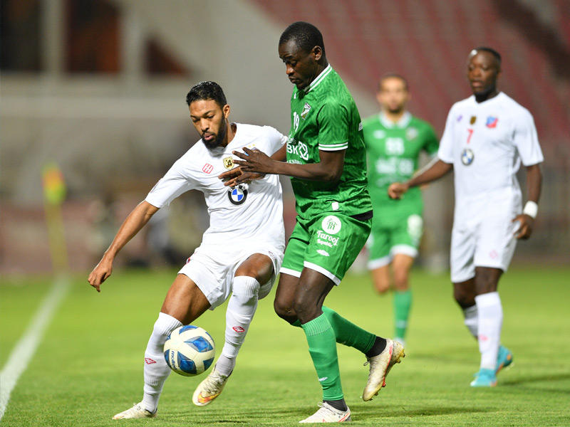 السنغالي ابيلاي مبينيجيو في لقاء سابق أمام الكويت