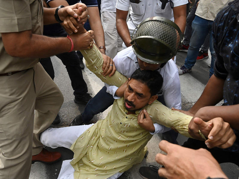 اعتقال أحد المتظاهرين ضد نظام التجنيد الجديد الهندي