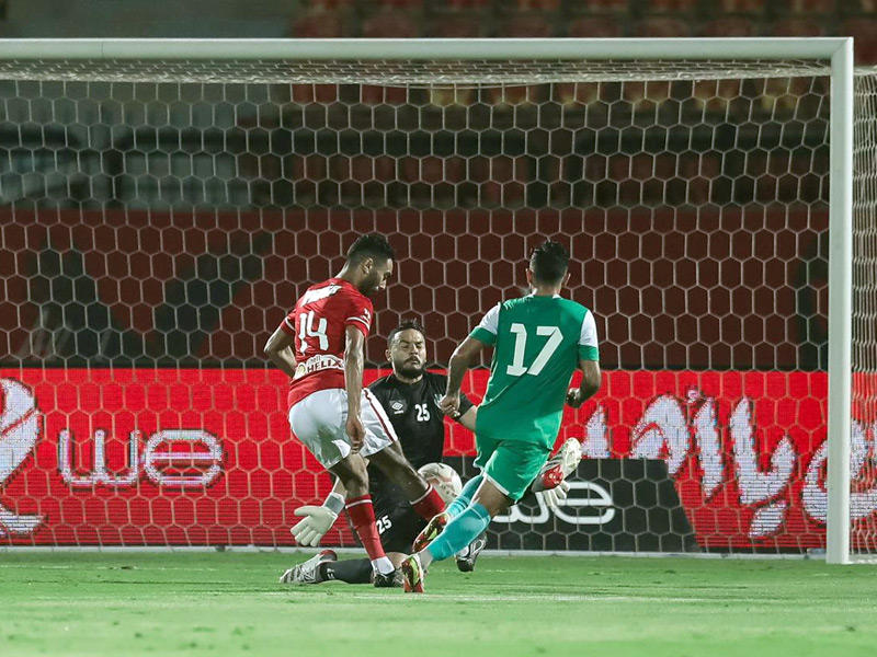  جانب من لقاء الأهلي وإيسترن كومبانيn