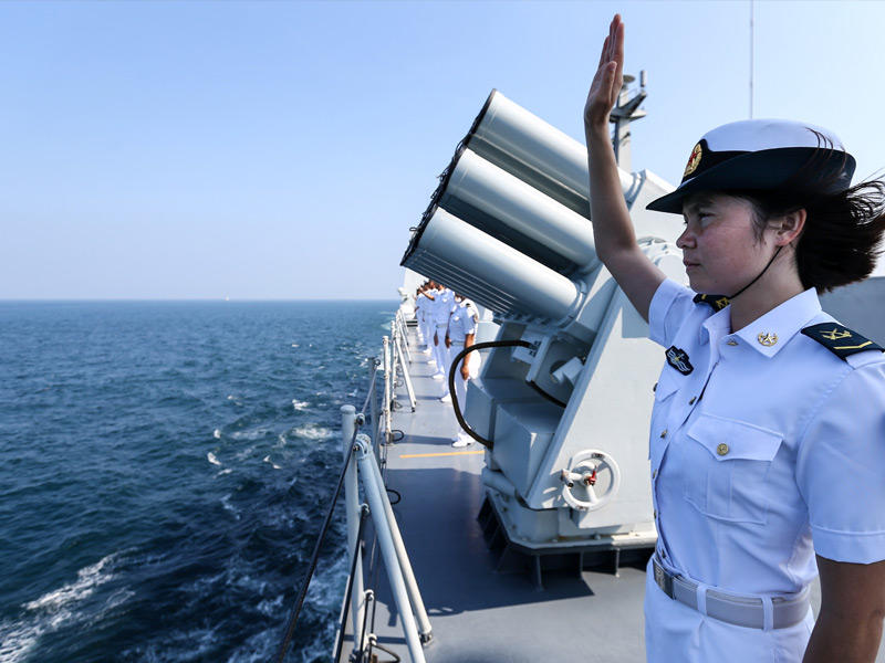 جندية صينية تودع سفينة روسية خلال مناورات مشتركة بين البلدين