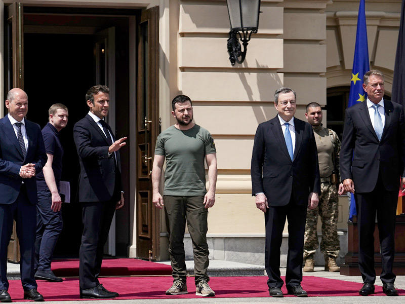 الزعماء الأوروبيون لدى وصولهم إلى كييف للاجتماع مع زيلينسكي أمس (د ب أ)