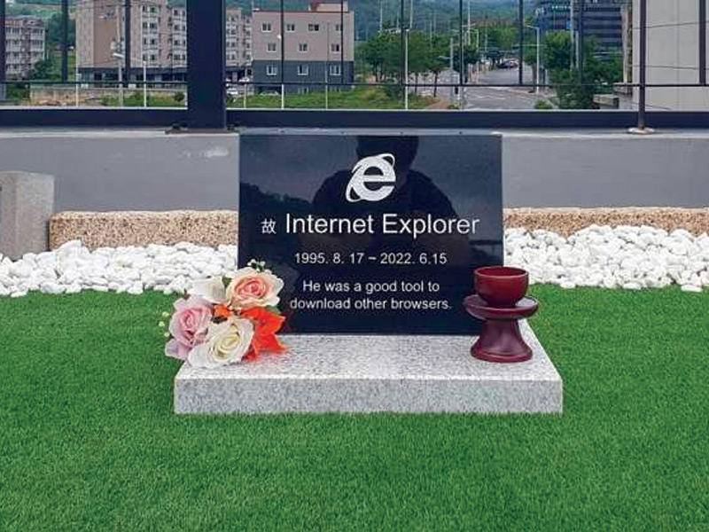 قبر «إنترنت إكسبلورر» الذي أوقفته شركة مايكروسوفت الأميركية 