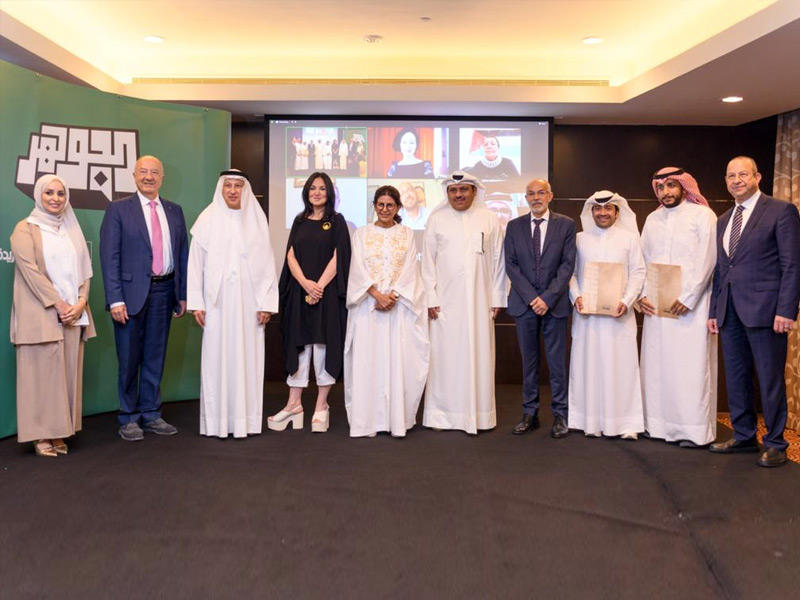 صورة جماعية تضم الشركاء والداعمين والمدربين وضيوف وطلاب «الجوهر» البارزين