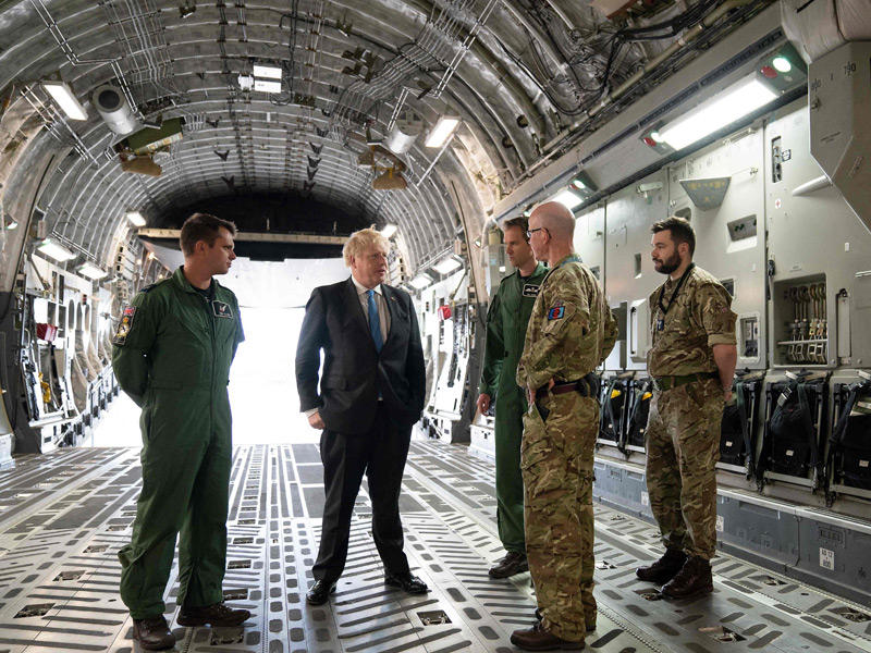 رئيس وزراء بريطانيا داخل طائرة عسكرية في لندن أمس بعد عودته من كييف (أف ب)