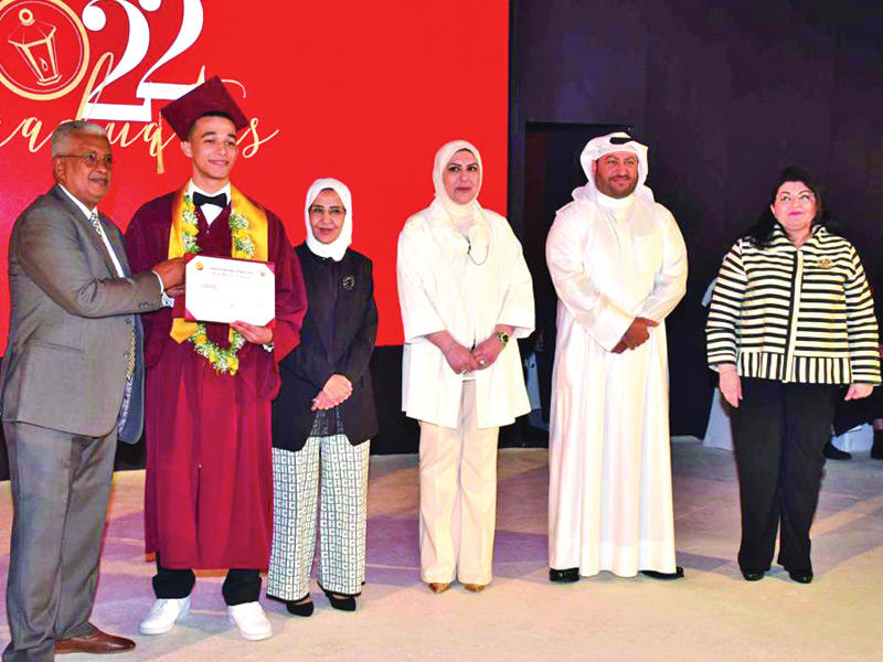  المدير العام للادارة العامة للتعليم الخاص د. سليمان اللافي و نائبة المدير العام لقطاع الخدمات التعليمية والتأهيلية بالهيئة العامة لشؤون ذوي الاعاقة العنود الوزان أثناء تكريم أحد الطلبة الخريجين