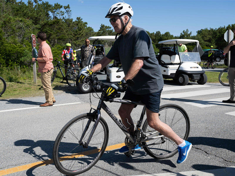 بايدن على الدراجة 
