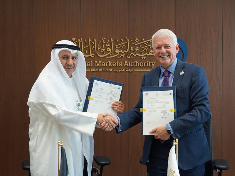 نائب رئيس مجلس المفوضين المدير التنفيذي بالإنابة عثمان إبراهيم العيسى والمدير التنفيذي سايمون كولهاين خلال توقيع الاتفاقية