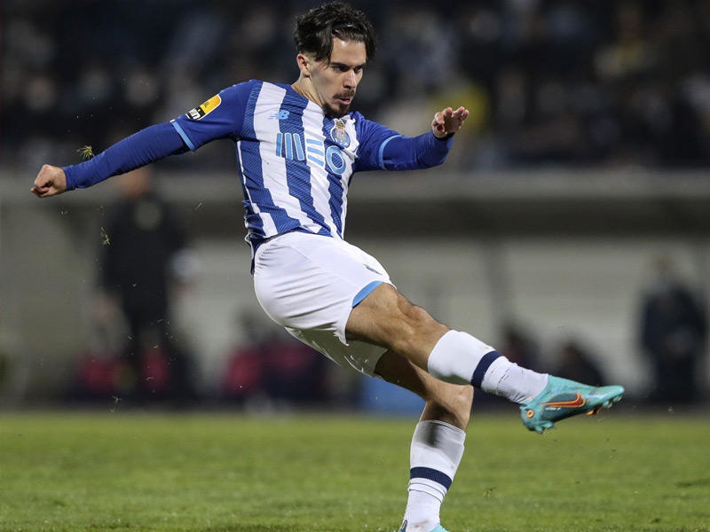 لاعب وسط بورتو البرتغالي الدولي فيتينيا