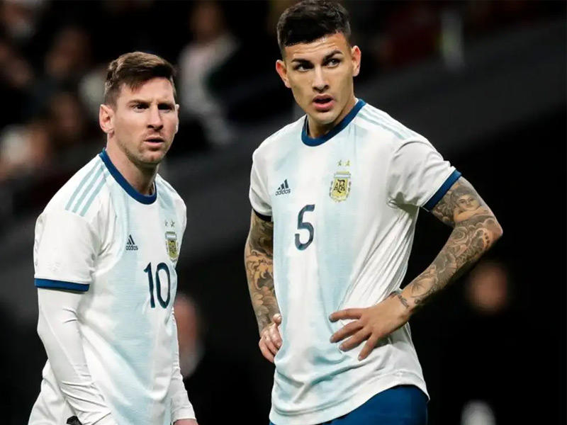 لاعب الوسط الأرجنتيني لياندرو باريديس و ليونيل ميسي 