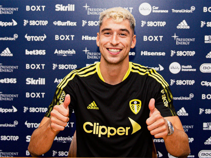 لاعب الوسط الإسباني مارك روكا