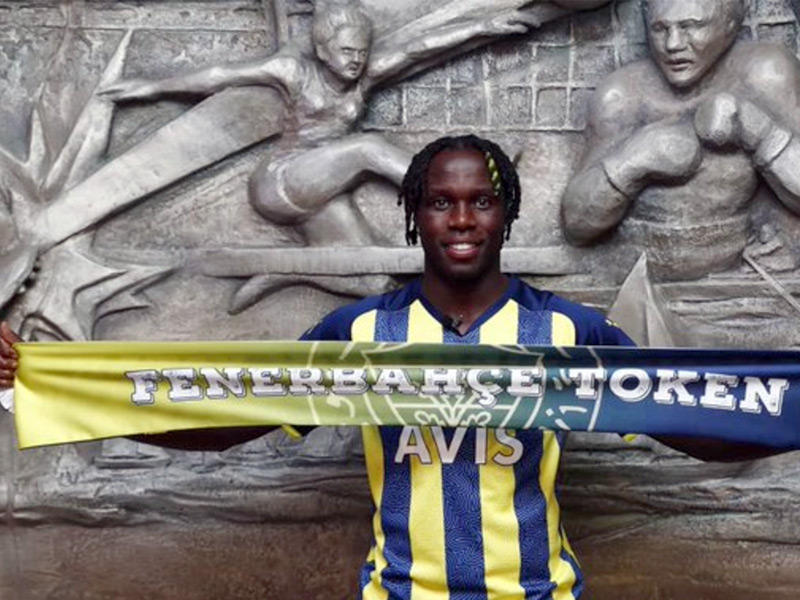 لاعب الوسط البرتغالي بروما 