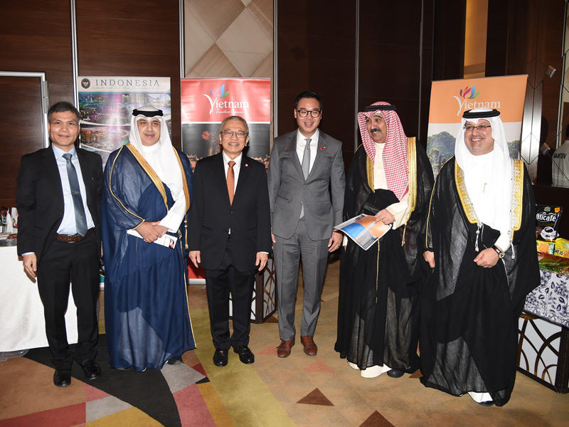  مساعد وزير الخارجية لشؤون آسيا السفير وليد الخبيزي وبعض المسؤولين خلال الاحتفال بالذكرى