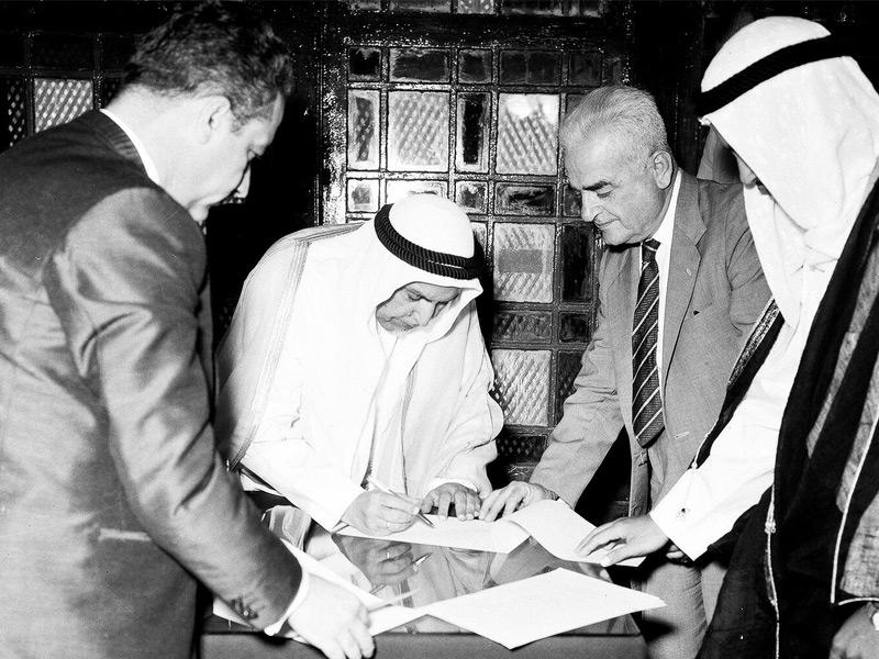 أمير البلاد الراحل الشيخ عبد الله السالم أثناء توقيعه وثيقة الاستقلال