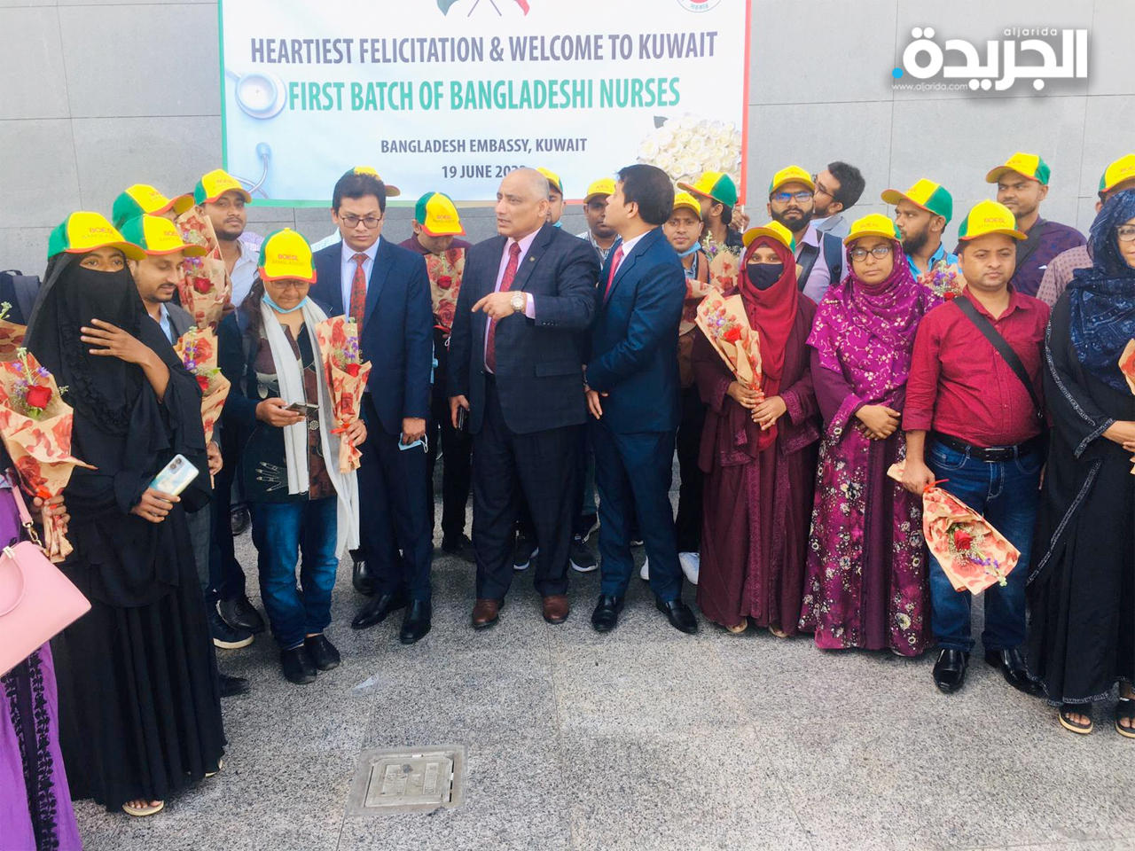 جانب من الممرضين والممرضات البنغلادشيين بصحبة السفير عشق الزمان