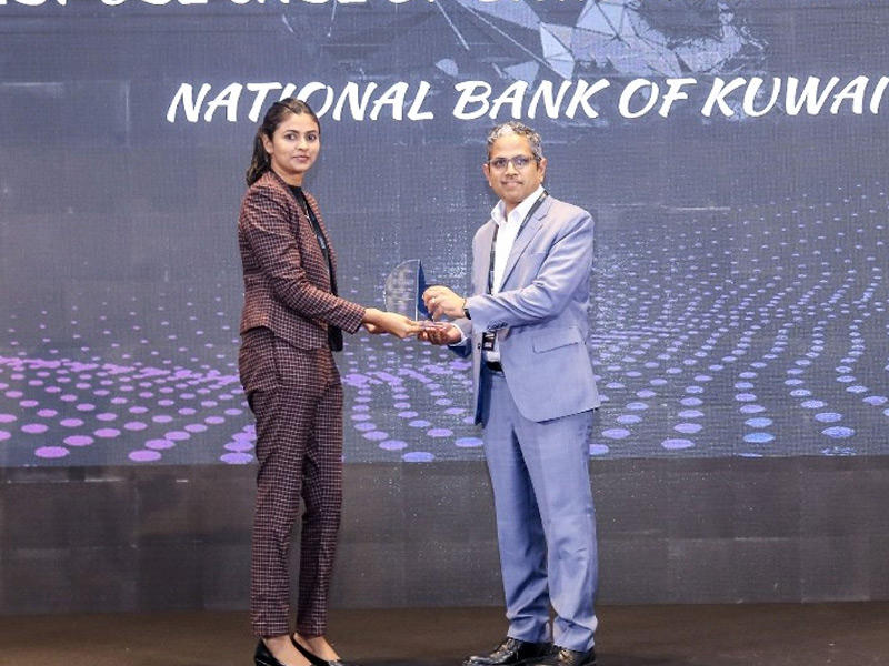 خلال تسلُّم الجائزة