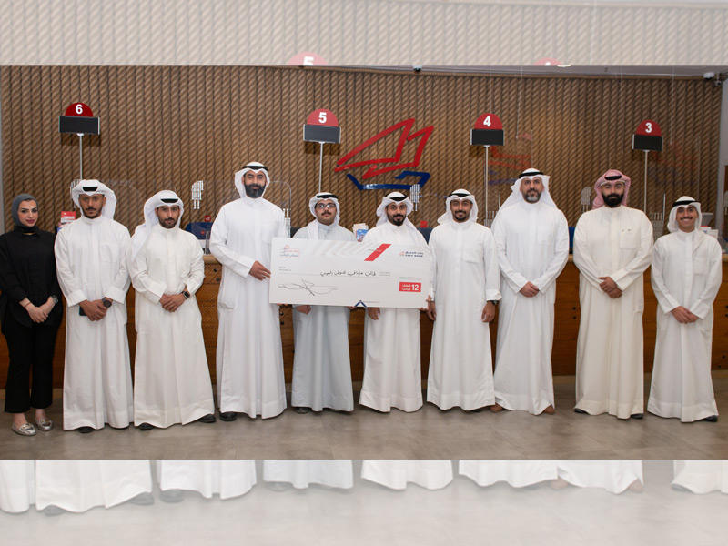 فريق بنك الخليج أثناء تسليم الشيك