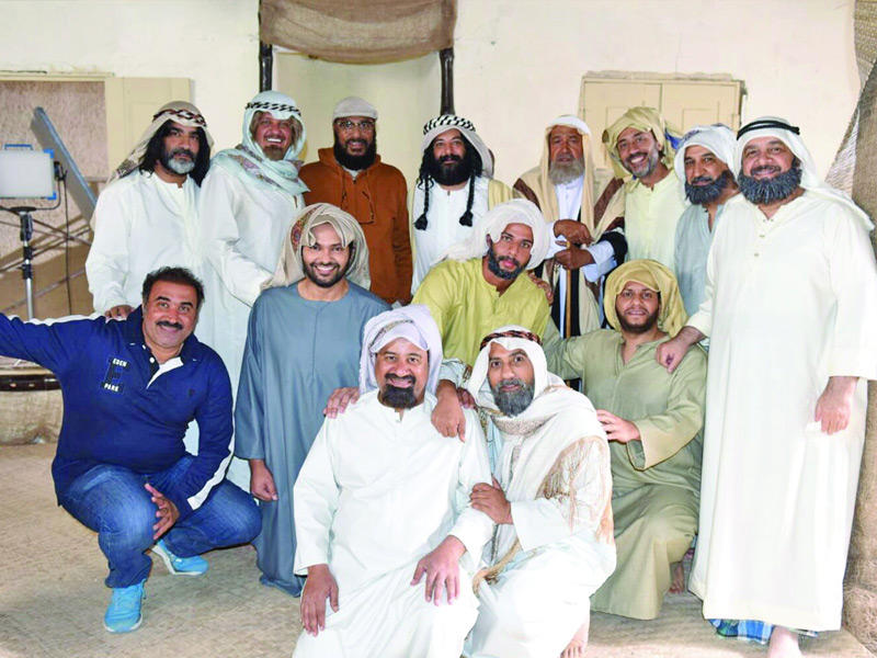 الكاتب والمنتج مشاري العميري مع نجوم أحد أعمالهn