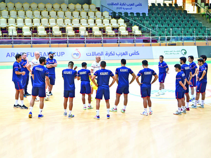 ازرق الصالات يستمع لشرح المدرب