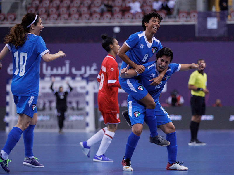 لاعبات الازرق يحتفلن بالتأهل