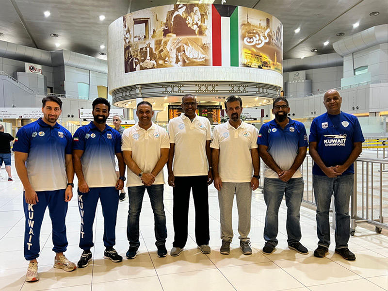 الشمالي يتوسط وفد المنتخب في مطار الكويت