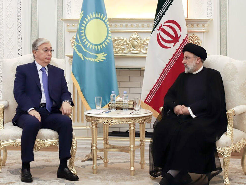 الرئيس الإيراني إبراهيم رئيسي متحدثاً إلى نظيره الكازاخستاني قاسم توكاييف في القصر الرئاسي بطهران أمسt(إرنا)