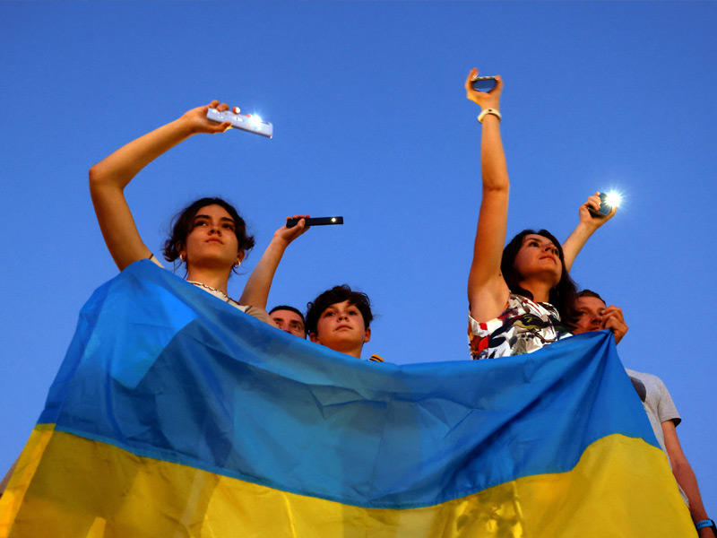 أوكرانيات خلال تظاهرة في مالطا تدعو الأوروبيين لتسريع انضمام بلادهن إلى الاتحاد       (رويترز)