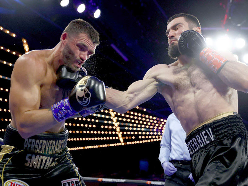 بطل العالم للملاكمة للوزن الثقيل - الخفيف الروسي أرتور بيتربييف يلكم الأميركي جو سميثn