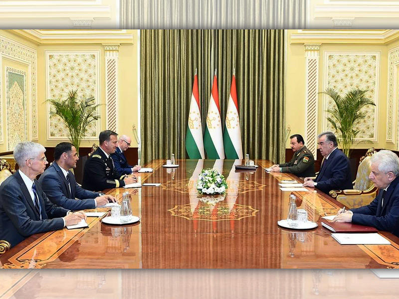 رئيس طاجيكستان خلال اجتماع مع قائد القيادة المركزية الأميركية قبل أيام