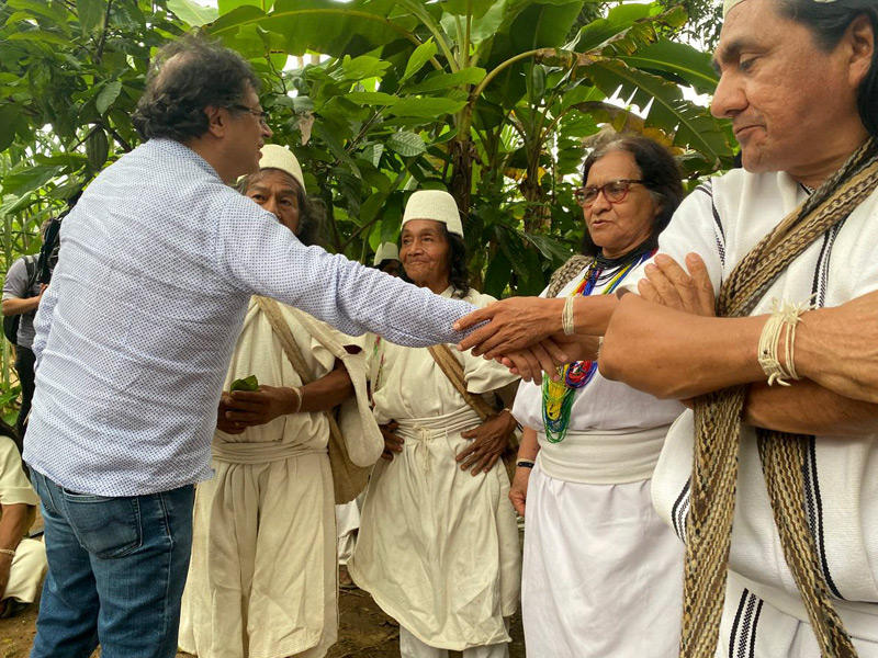 المرشح اليساري يلتقي سكاناً أصليين في منطقة جبال سانتا مارتا             (أ ف ب )