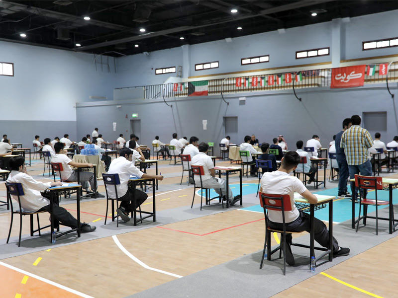 جانب من الطلبة أثناء تأديتهم الاختبارات
