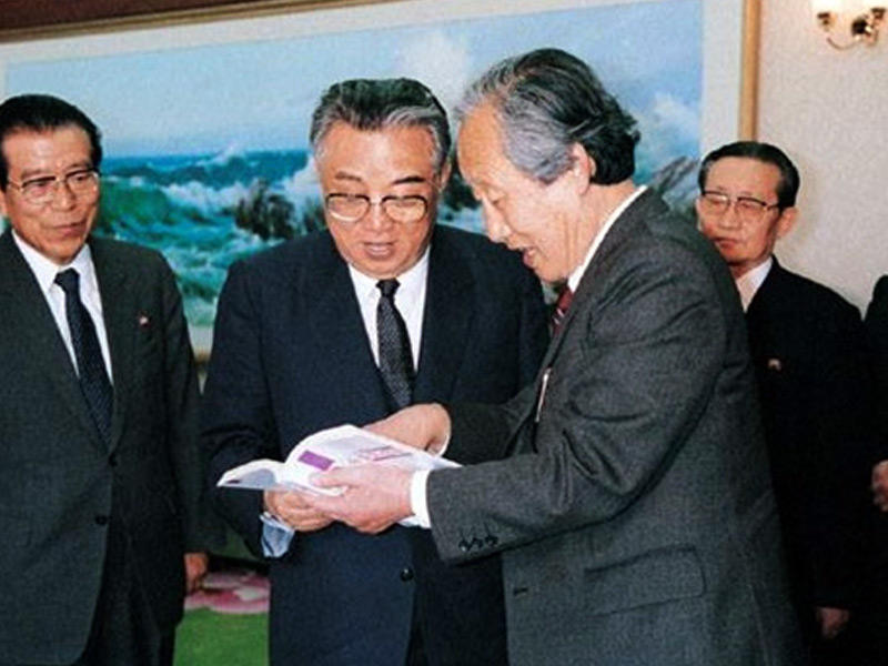 كيم إيل سونغ مع مسؤول من كوريا الجنوبية خلال المباحثات