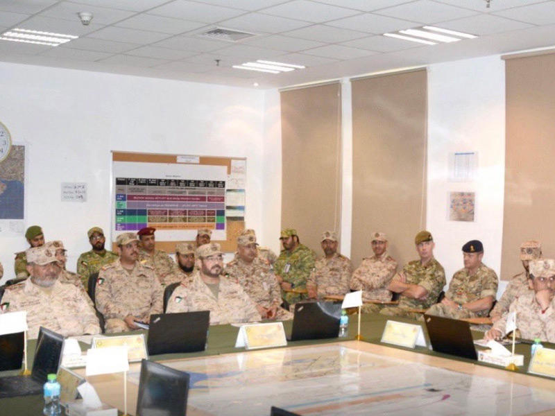 رئيس الأركان الفريق الركن خالد الصالح مع قيادات كلية «مبارك العبدالله» للقيادة والأركان والضباط المشاركين في التمرين