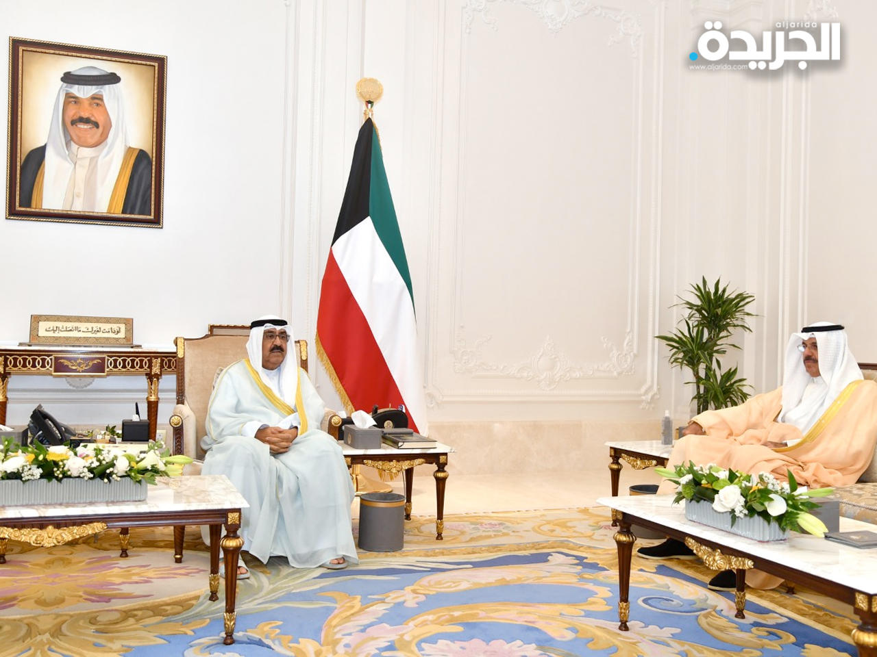 سمو ولي العهد الشيخ مشعل الأحمد مستقبلاً النائب الأول لرئيس مجلس الوزراء وزير الداخلية الفريق أول متقاعد الشيخ أحمد النواف