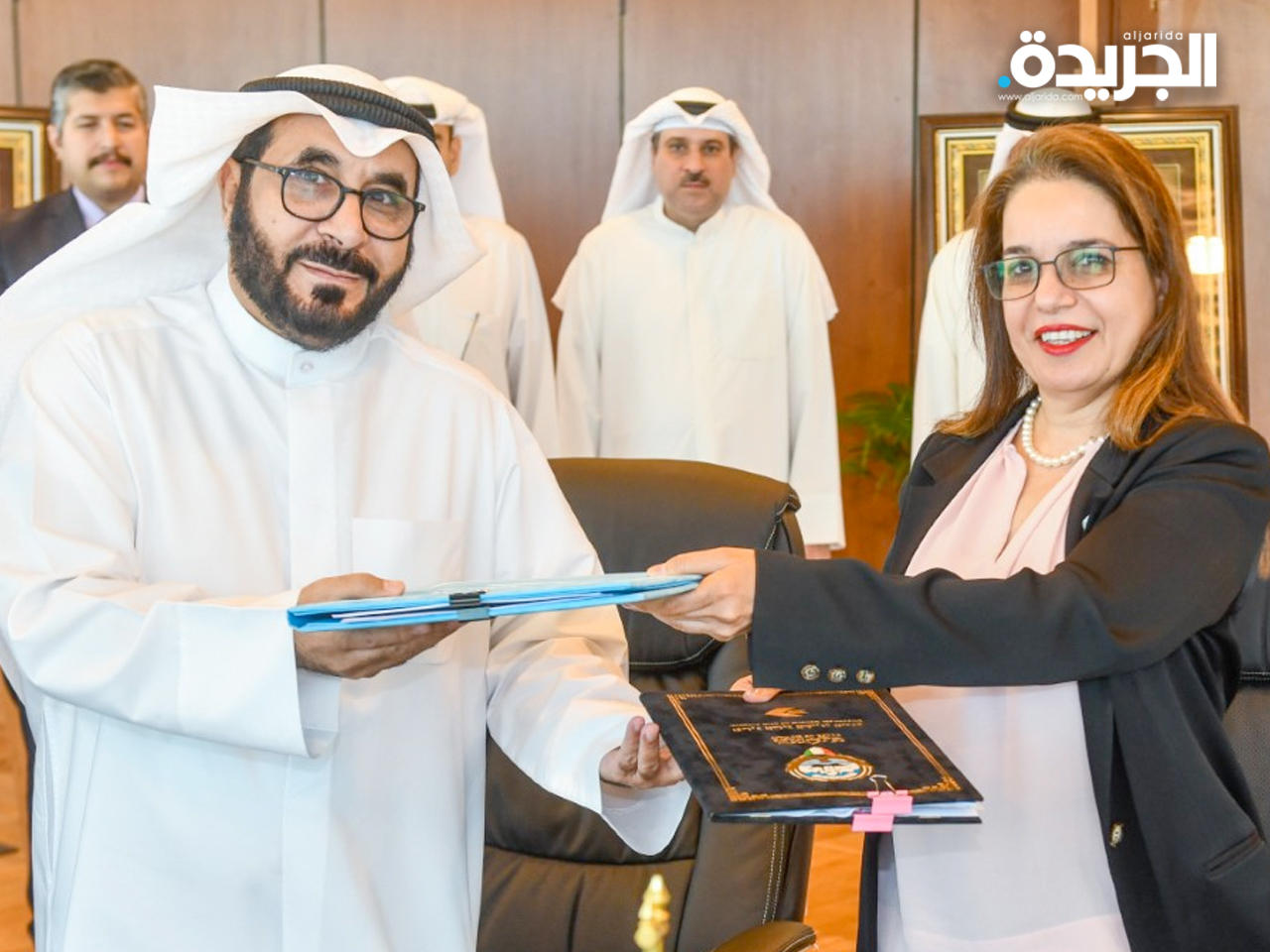 المدير العام للطيران المدني يوسف الفوزان ومديرة برنامج الأمم المتحدة للمستوطنات البشرية لدول الخليج العربي والكويت د. أميرة الحسن اثناء توقيع المذكرة 