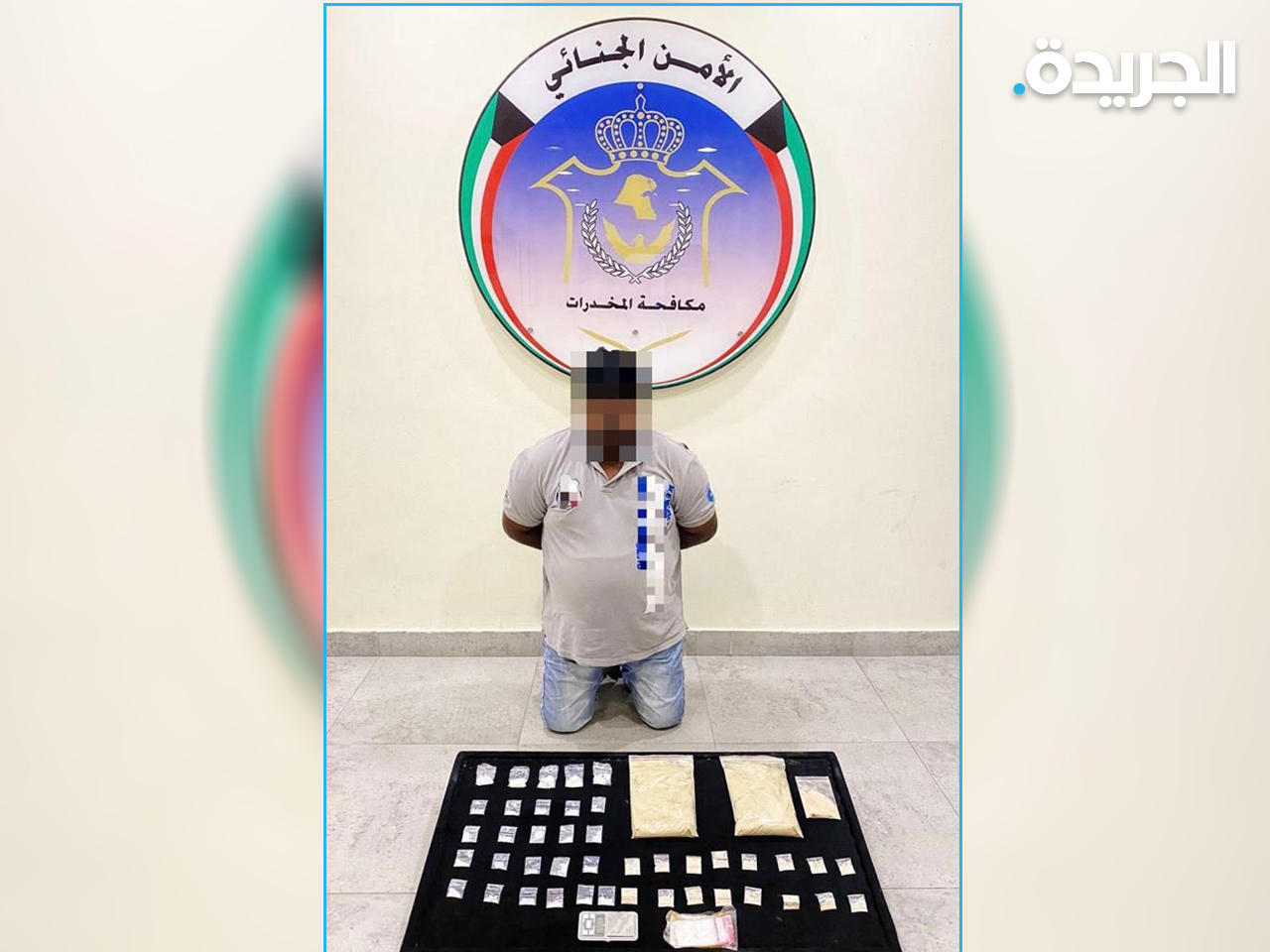 المتهم وأمامه المضبوطات