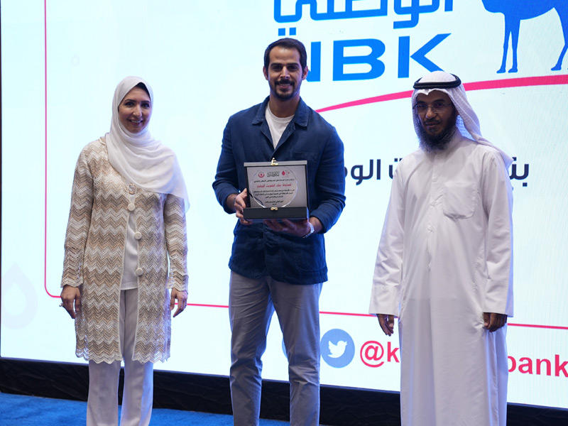 الصراف يتسلم الدرع التكريمية نيابة عن بنك الكويت الوطني
