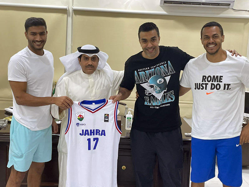 اللاعبون المحليون الثلاثة مع خلف السهو